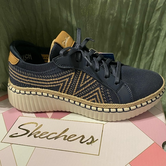 8.5 SKECHERS STRETCH FIT , MEMORY FOAM MACHINE WASHABLE - Picture 2 of 11